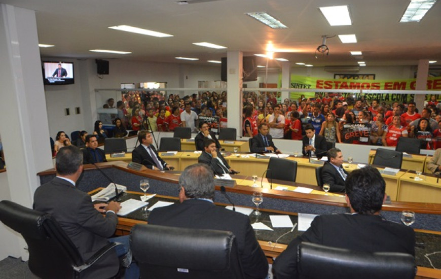 Vereadores ouvem reivindicações dos professores em greve