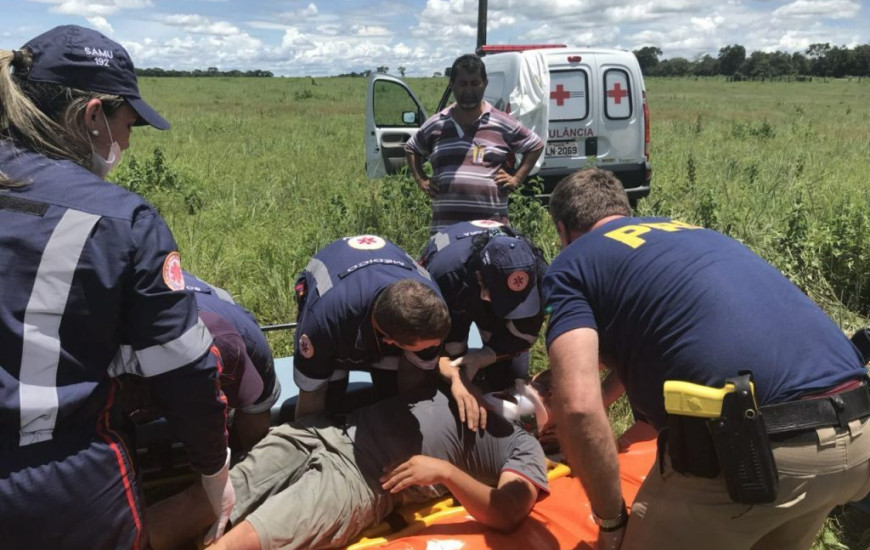 Motorista de carreta é socorrido após acidente