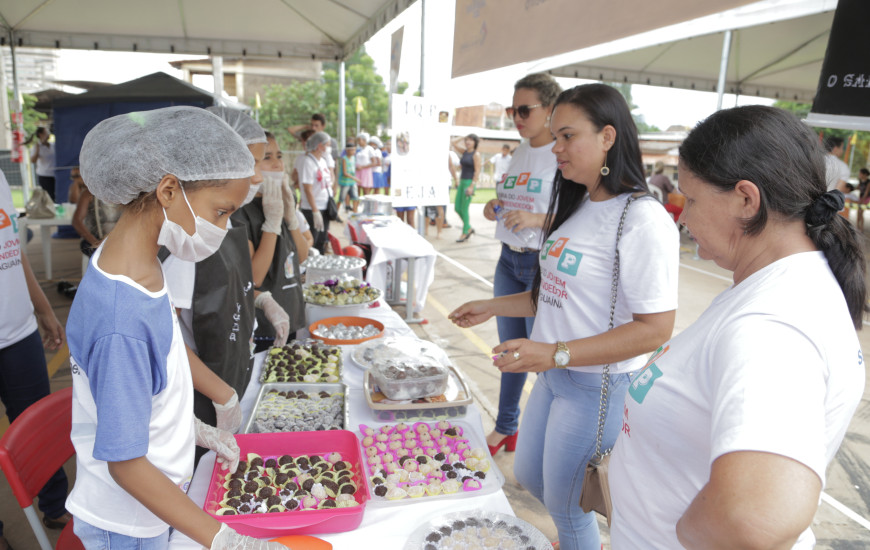 Estarão disponíveis para venda alimentos, brinquedos, roupas e trabalhos manuais