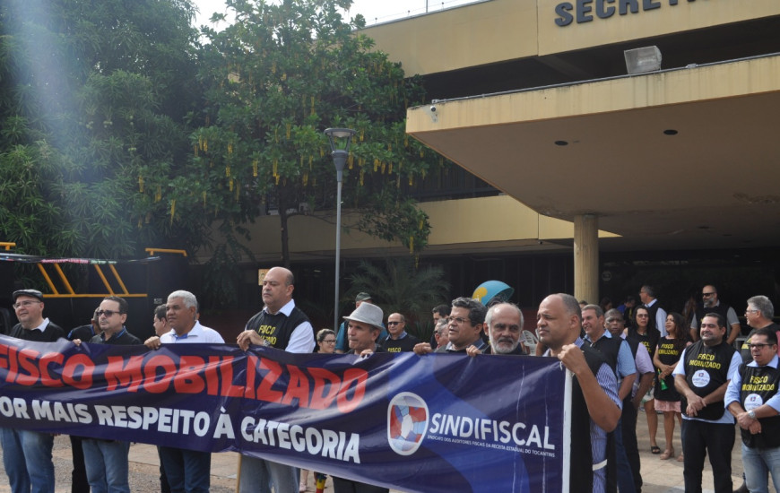 Categoria inicia paralisação de 24 horas com protesto
