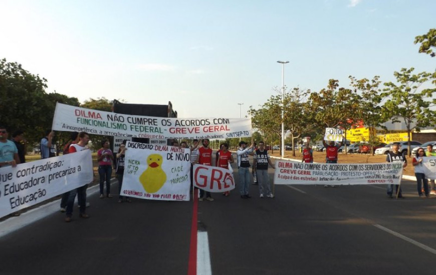 Servidores protestam na Capital