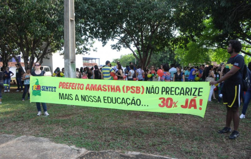 Professores fazem manifestação na Avenida JK