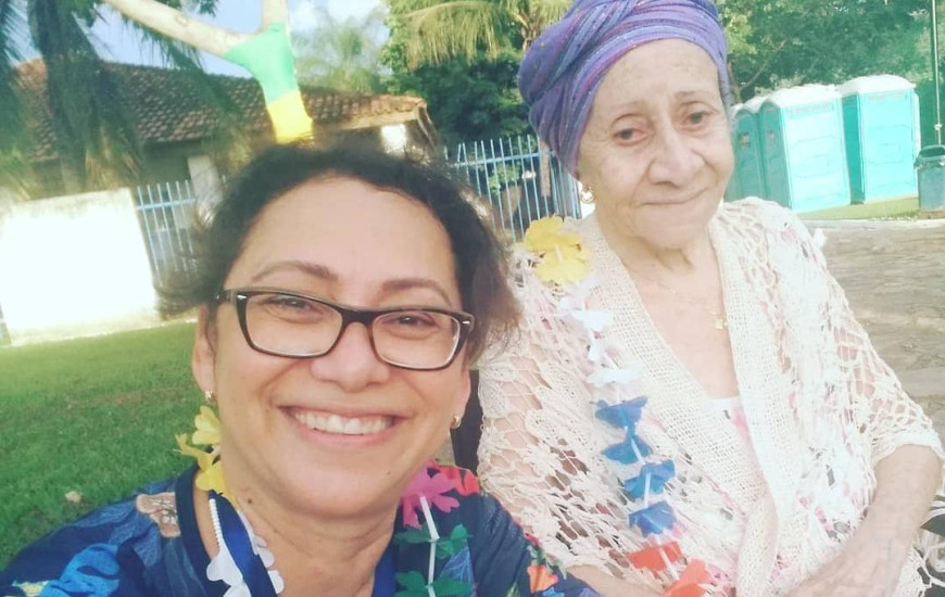 Dona Tita e sua filha, Roberta Tum.