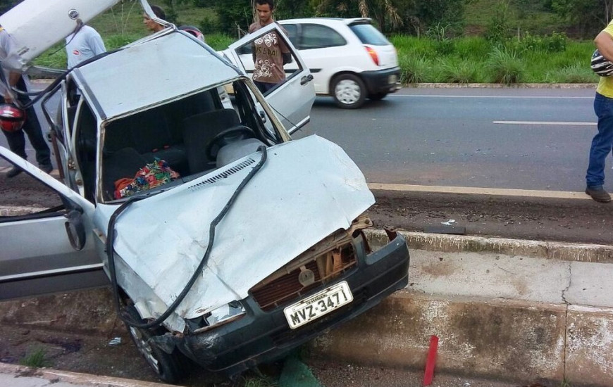 Carro capotou e caiu em vala