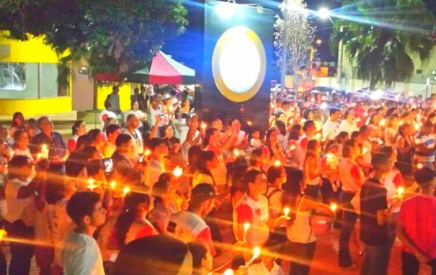 Famílias protestam em praça