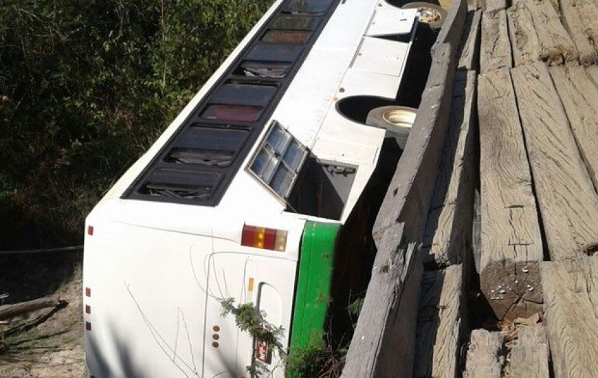 Õnibus cai em ponte na zona rural