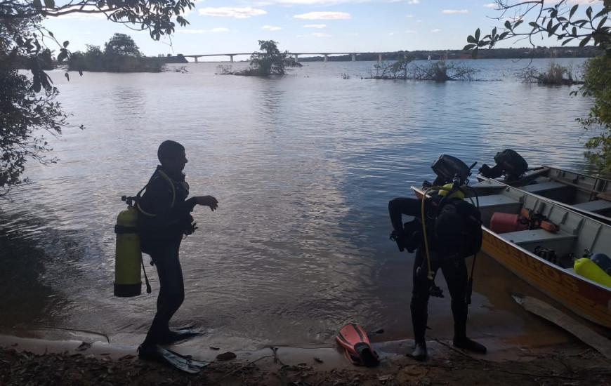 Mergulhadores se preparavam para buscas no Lago, em Porto Nacional.