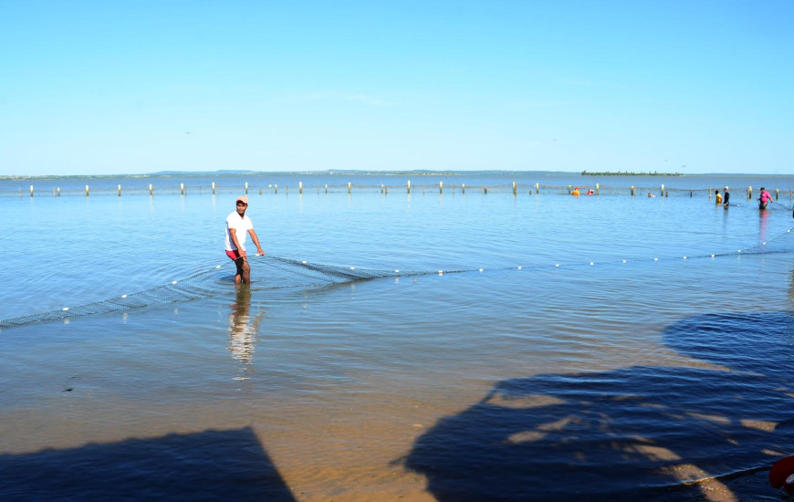 Foi passada uma rede, tipo arrastão, no fundo do lago 