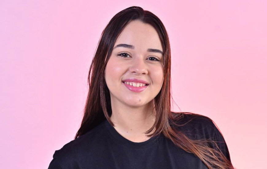 Laura Martins feliz com a sua nota 940 na redação do Enem