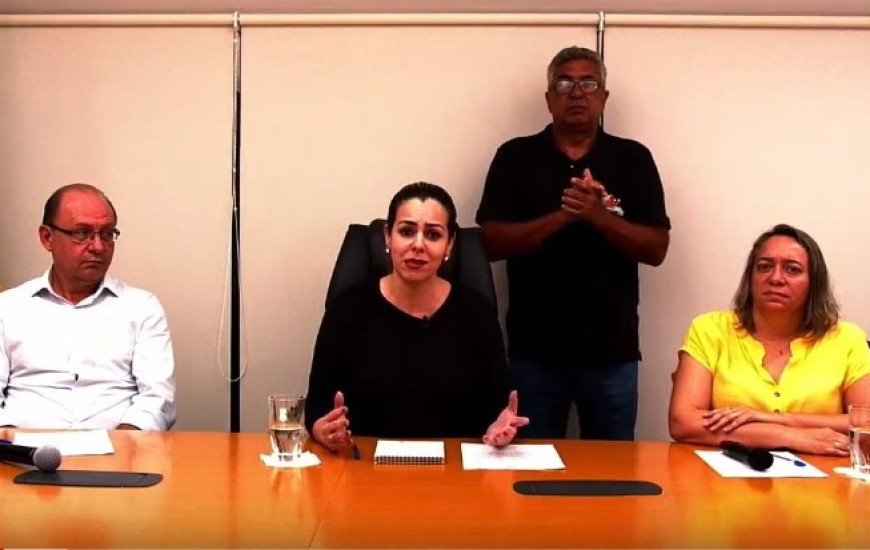 Prefeita de Palmas, Cinthia Ribeiro, e secretários, durante coletiva virtual. 