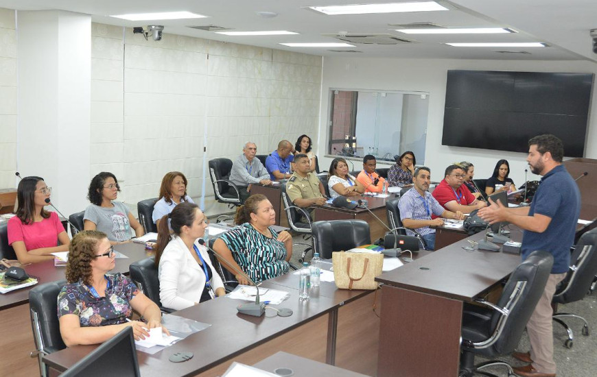 Curso de espanhol teve início nesta segunda-feira