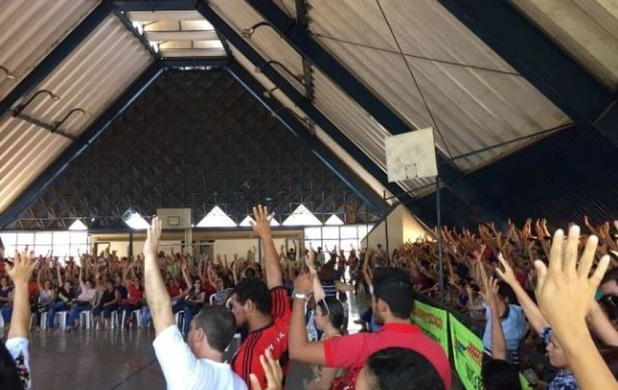 Professores querem greve