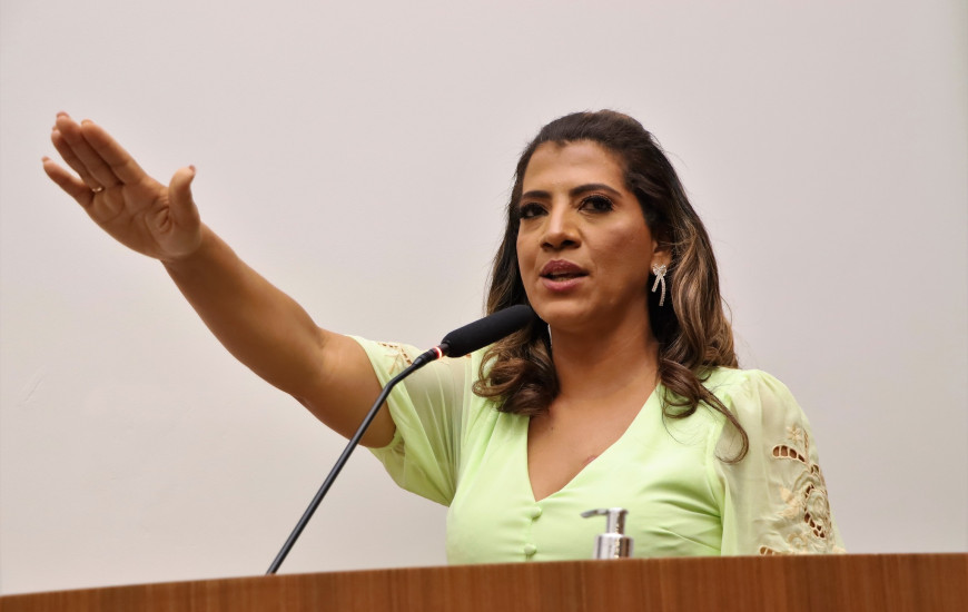 Elaine Rocha tem 44 anos, é educadora e servidora pública