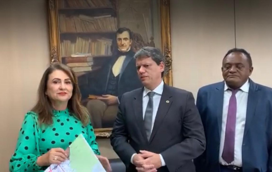 Kátia Abreu em reunião com o ministro da Infraestrutura Tarcísio Freitas