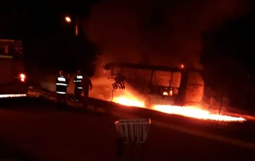 Ônibus foi alvo de incêndio criminoso