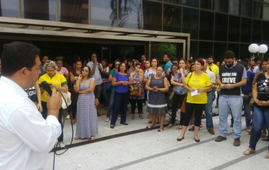 Servidores se reuniram na frente da Assembleia