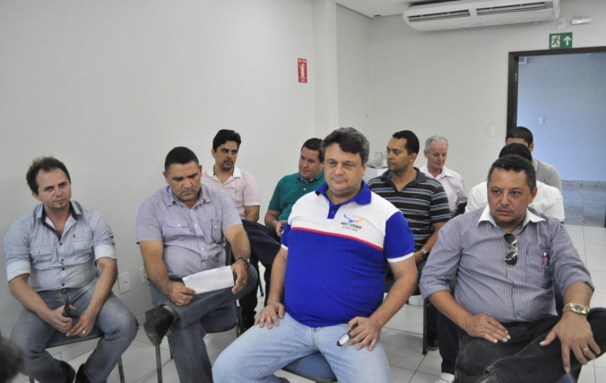 Empresários que estão sem receber do Governo
