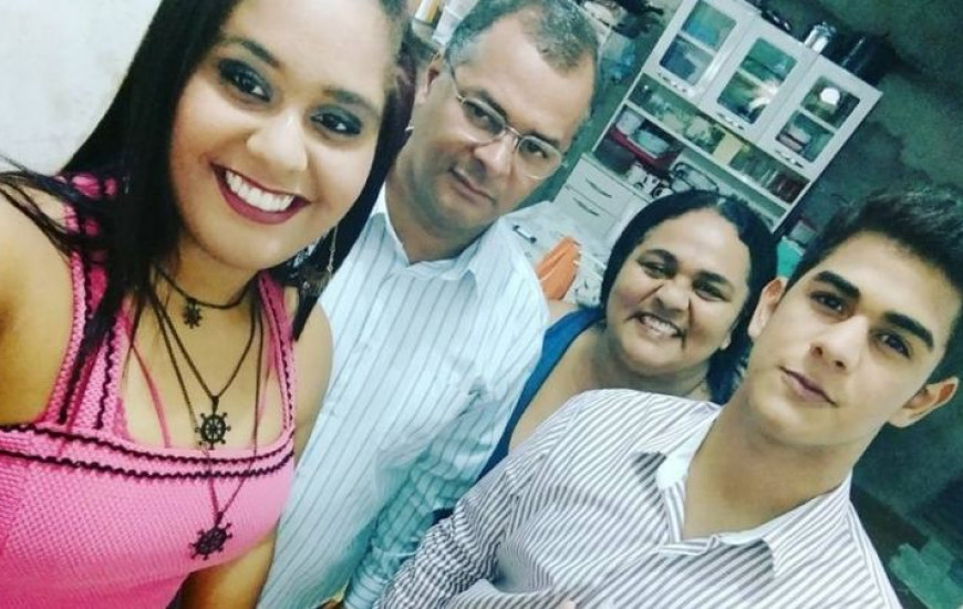 Filha do casal, Hellen, Hélio Barros, Angelita Salviano e o filho Hélio Filho.