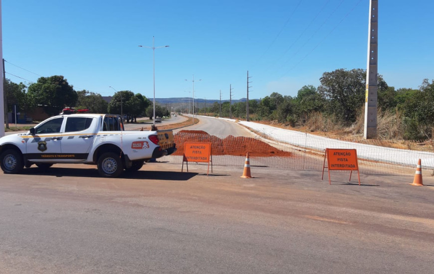 Trecho interditado na Avenida LO-12.