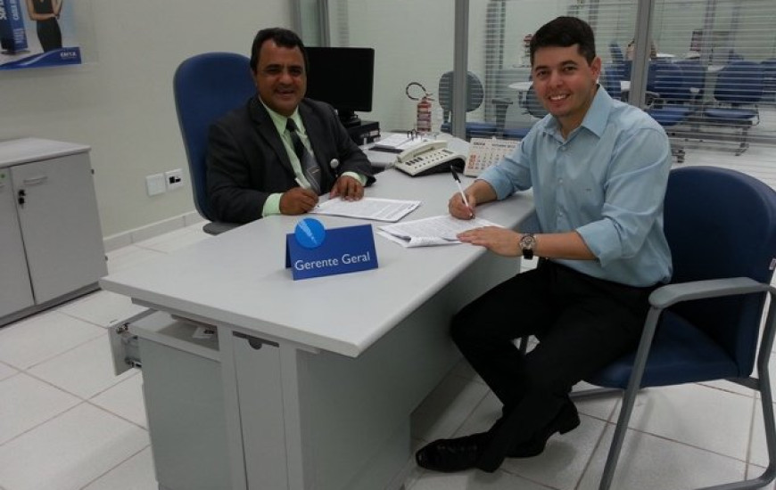 Diretor da construtora assina contrato