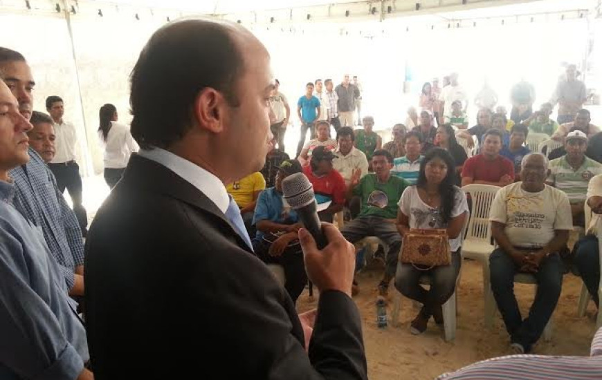 Governador discursa para indígenas