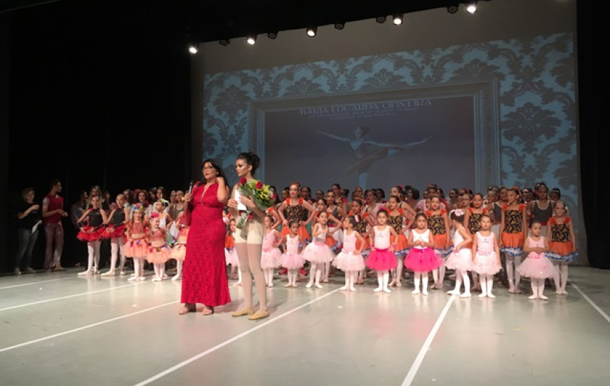 Apresentação de bailarina para arrecadar fundos lota teatro em Palmas