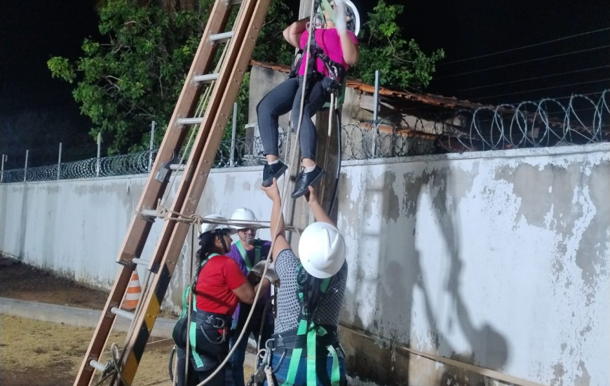 Turma de eletricistas mulheres em Palmas