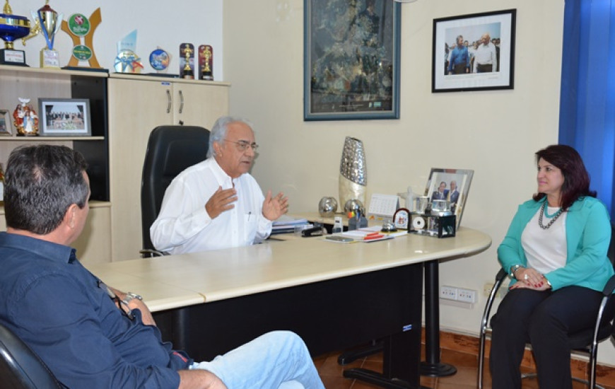 Avelino recebe secretária