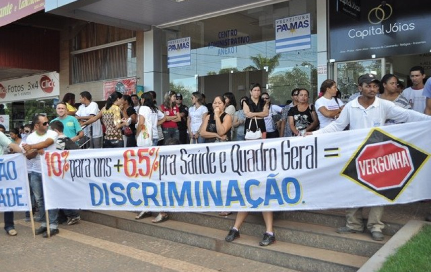 Servidores protestam em frente a Prefeitura