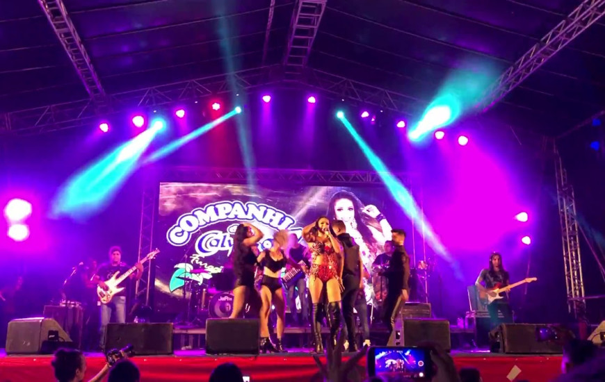 Banda sobe ao palco à meia-noite.