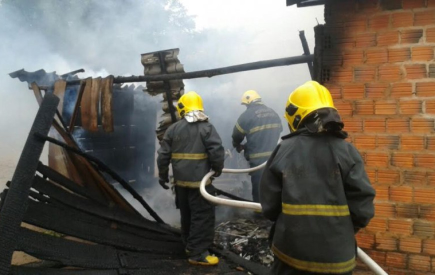 Bombeiros apagam chamas de residência