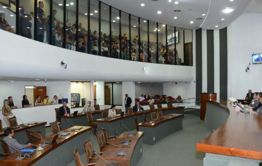 Grevistas ocupam galerias do plenário da AL