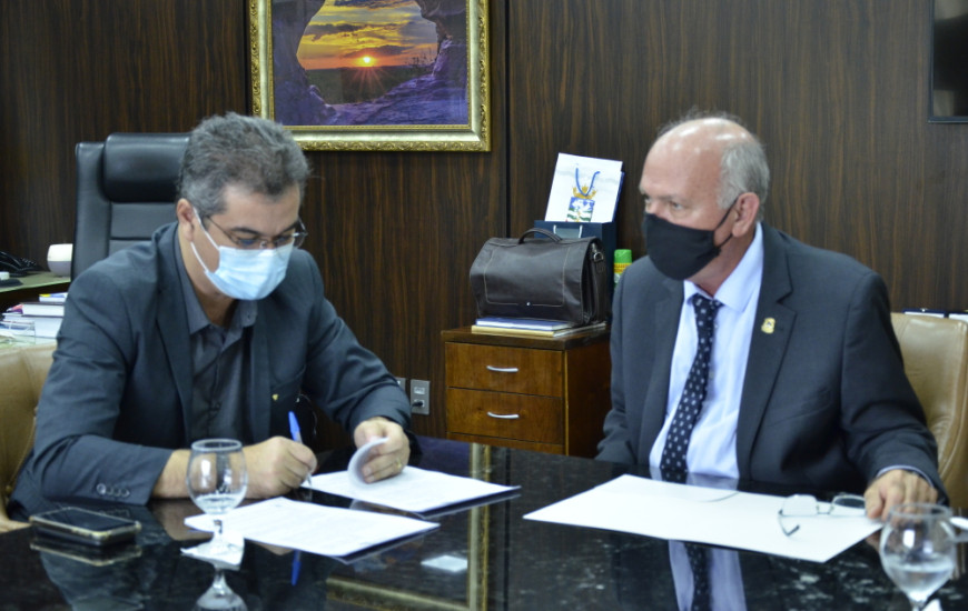 Presidente do Detran/TO, Cláudio Alex Vieira, e desembargador Helvécio de Brito.