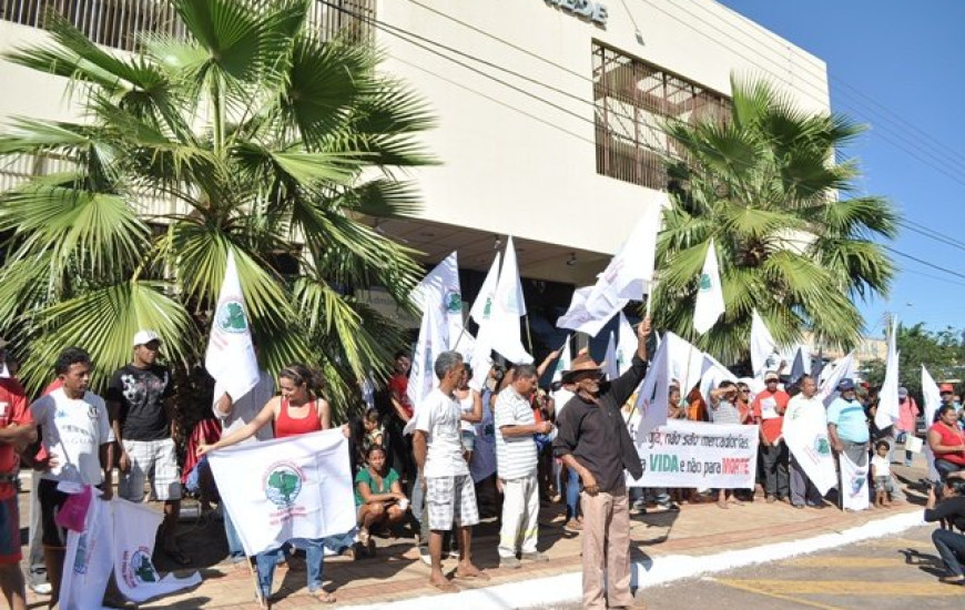 Manifestantes em frente à Celtins
