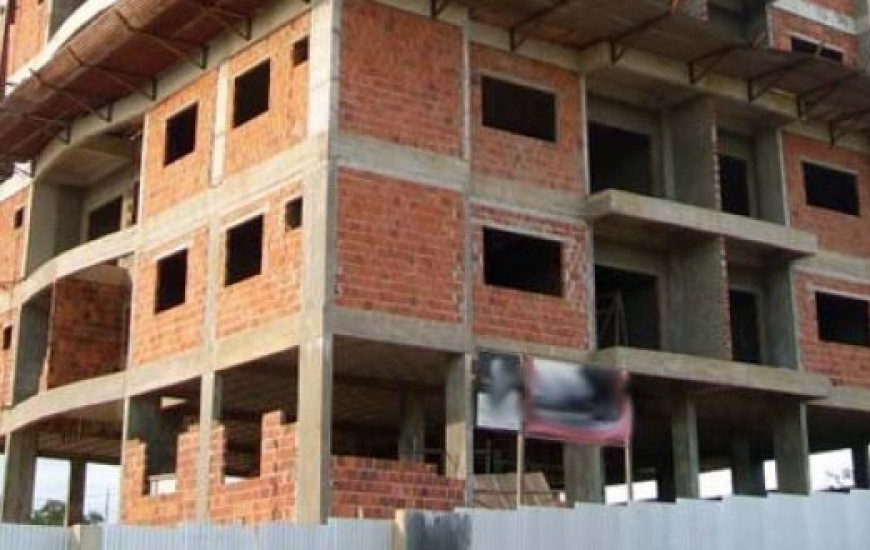 Mulher relata problemas com apartamentos