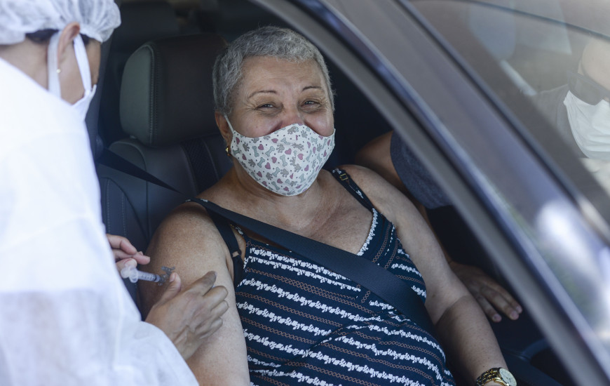 Jucilene Thomaz de Souza se emocionou ao ser vacinada.