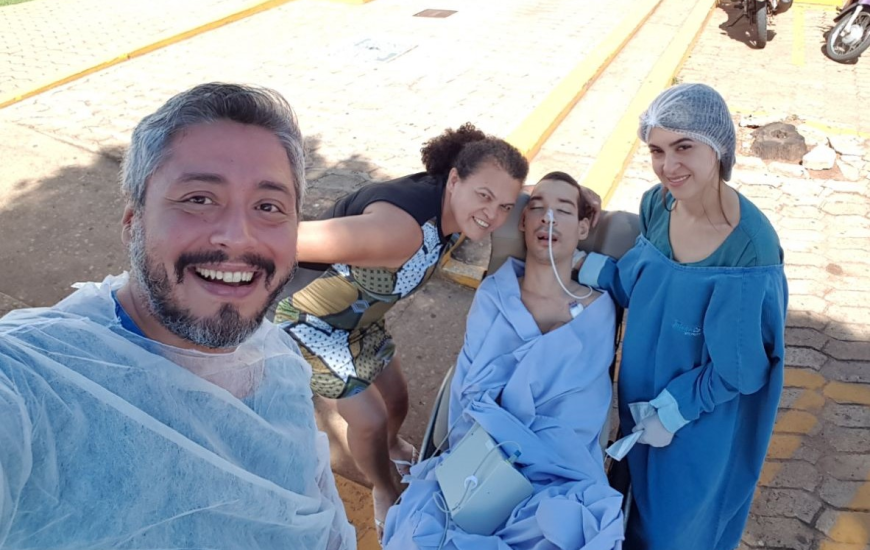 Júnior fez o passeio fora da UTI acompanhado pela mãe