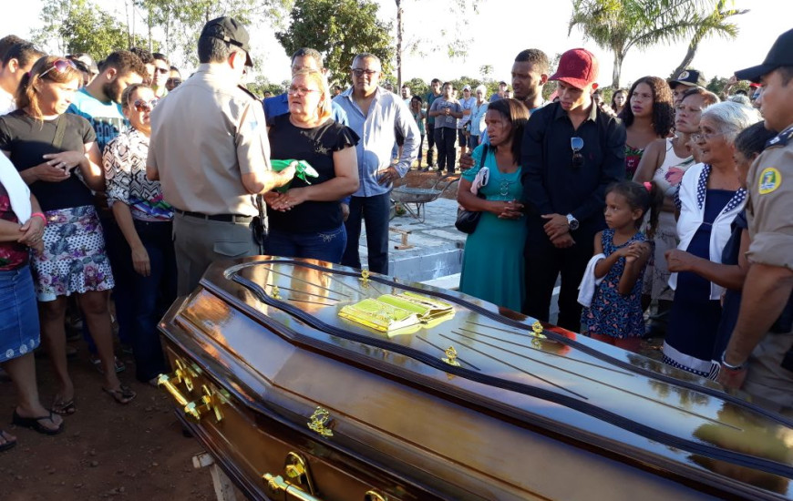 Enterro é acompanhado por familiares e autoridades