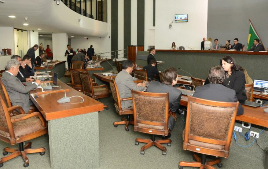 Deputados em sessão nesta terça-feira