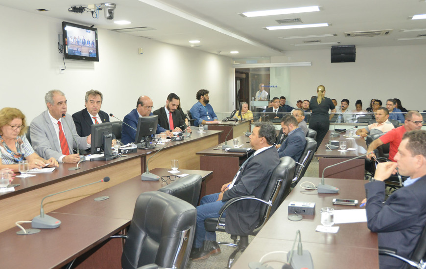Parlamentares e convidados durante audiência pública nesta sexta-feira, 20