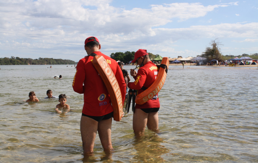 Bombeiros militares observam banhistas em praia no sul do estado