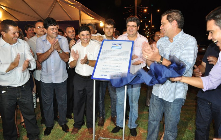 Prefeito e autoridades fazem descerramento