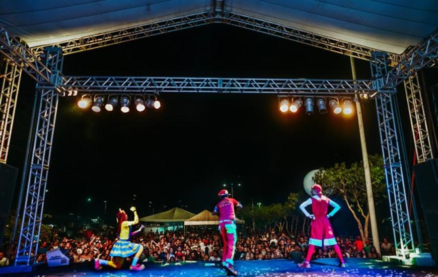 Show com muita música e brincadeiras animam crianças