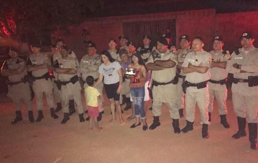 Menina é homenageada por policiais militares