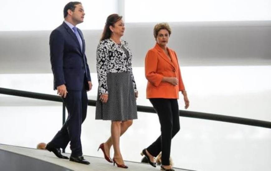 Kátia fala em defesa da presidente em lançamento