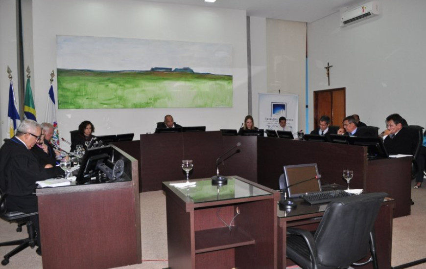 Conselheiros suspenderam sessão