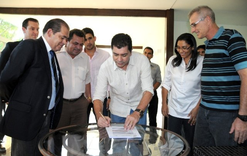 Prefeito assina edital