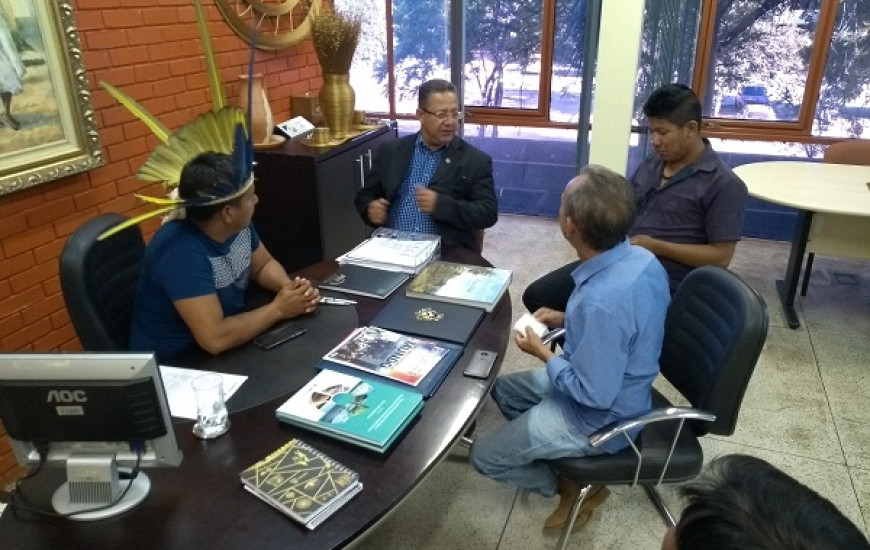 Tom, representantes Karajá e prefeito de Lagoa da Confusão.