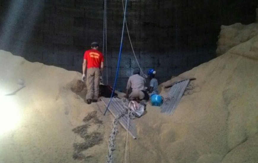 Bombeiros resgatam vítima de silo