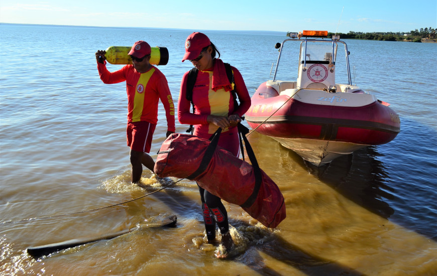 Mergulhadores do Corpo de Bombeiros Militar fazem busca em Araguacema.